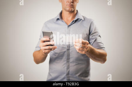 Junge casual business Mann, Telefon und Business Card möglicherweise Kontakt - moderne Geschäftskonzept Bild auf weißem Hintergrund mit Kopie spa Stockfoto