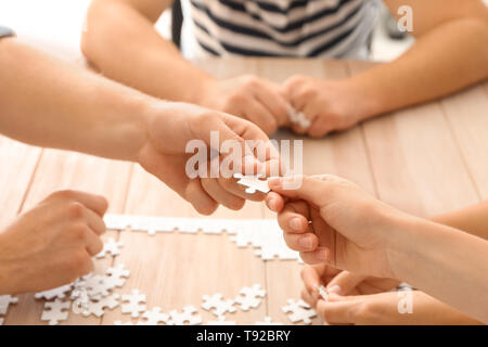 Junge Menschen Montage Puzzle auf hölzernen Tisch Stockfoto