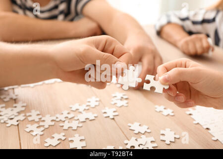 Junge Menschen Montage Puzzle auf hölzernen Tisch Stockfoto