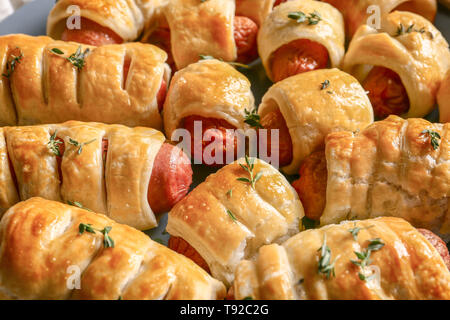 Leckere Würstchen, Brötchen, Nahaufnahme Stockfoto