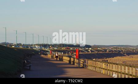 Aberdeen Beach Esplanade im goldenen Glanz eines Winter Abend. Schottland, Großbritannien. Stockfoto