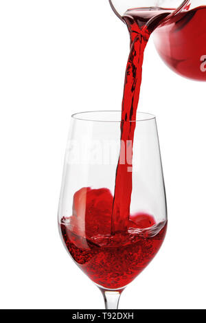 Lecker Wein gießen aus Kanne in Glas auf weißem Hintergrund Stockfoto