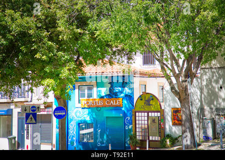 Lissabon, Portugal - 20 April, 2019: Trendy Ecke Restaurant im historischen Zentrum von Lissabon in der Nähe des Bairro Alto Viertel Stockfoto