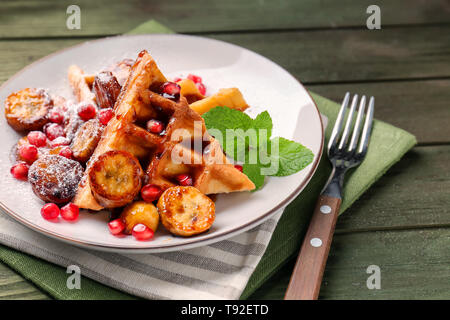 Süße frische Waffeln mit Früchten auf Platte Stockfoto