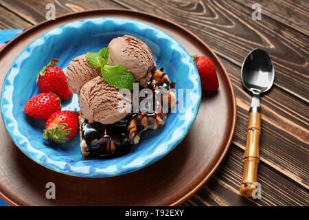 Leckere Waffel mit Beeren, Eis und Schokolade auf Platte Stockfoto