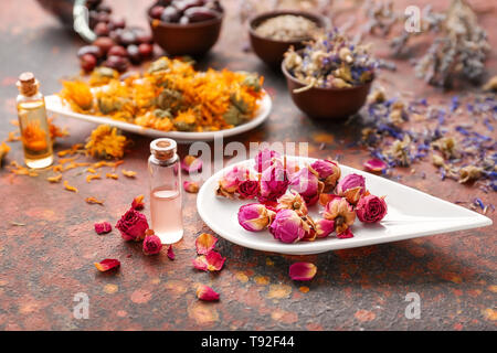 Aromatisch getrocknete Blumen mit ätherischen Öl auf Farbtabelle Stockfoto