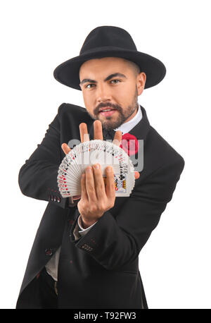 Männliche Magier Tricks mit Karten auf weißem Hintergrund Stockfoto
