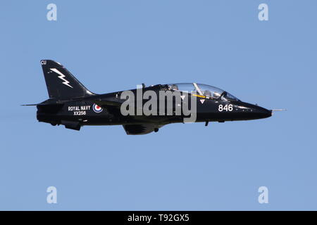 XX 256, einer BAe Hawk T1 von der Royal Navy betrieben, Abfahrt Flughafen Prestwick für einen Ausfall während der Übung gemeinsame Krieger 19-1. Stockfoto