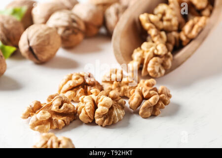 Ohne Schale Walnüsse am weißen Tisch Stockfoto