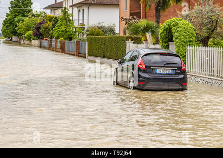 VILLAFRANCA (FC), Italien - 14. MAI 2019: muddy waters von Giano Dell'Umbria River das Dorf Villafranca überflutet. Stockfoto