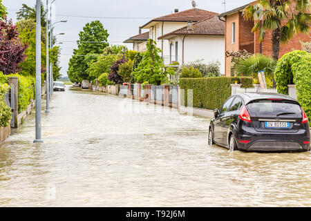 VILLAFRANCA (FC), Italien - 14. MAI 2019: muddy waters von Giano Dell'Umbria River das Dorf Villafranca überflutet. Stockfoto