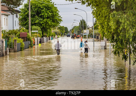 VILLAFRANCA (FC), Italien - 14. MAI 2019: muddy waters von Giano Dell'Umbria River das Dorf Villafranca überflutet. Stockfoto