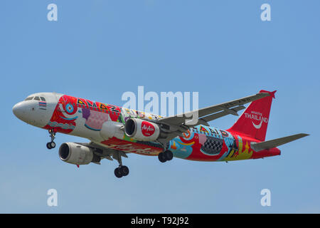 Singapur - Mar 27, 2019. HS-ABD Thai AirAsia Airbus A320 (Amazing Thailand) Landung am Flughafen Changi (SIN). Stockfoto