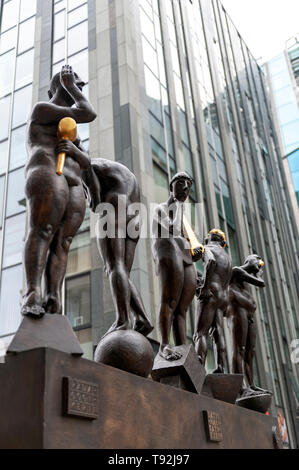 Bronze Skulpturen mit dem Titel unzeitgemäße Zeitgenossen von Bernd Goebel auf Grimmaische Straße in der Nähe der Augustusplatz in der Innenstadt von Leipzig, Deutschland Stockfoto