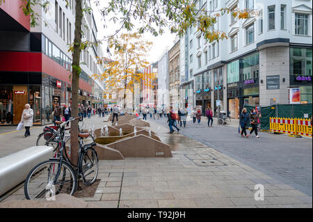 Fußgänger auf der Straße neben der alten Gebäude im Central Business District und City Square in der Nähe Augustusplatz in der Innenstadt von Leipzig, Deutschland Stockfoto