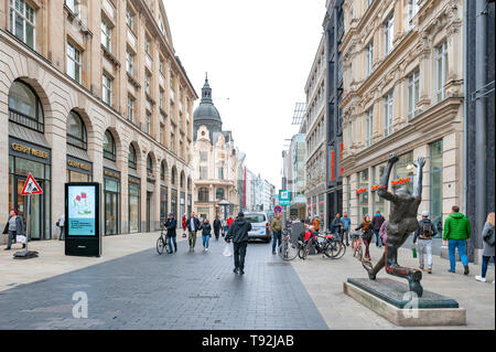 Fußgänger auf der Straße neben der alten Gebäude im Central Business District und City Square in der Nähe Augustusplatz in der Innenstadt von Leipzig, Deutschland Stockfoto