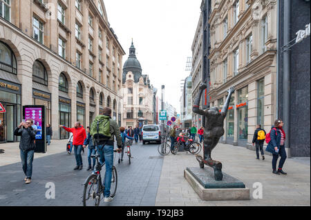Fußgänger auf der Straße neben der alten Gebäude im Central Business District und City Square in der Nähe Augustusplatz in der Innenstadt von Leipzig, Deutschland Stockfoto