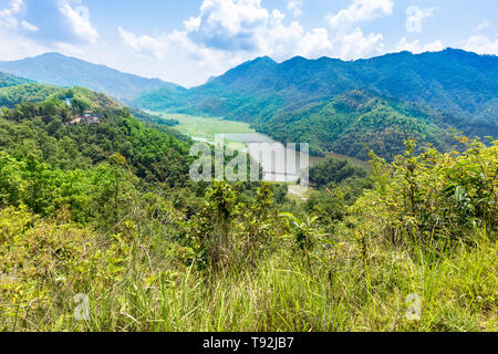 Grüne Tal von Begnas und kleinen See auf dem Hintergrund Bebnas Nepal Stockfoto