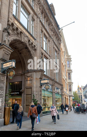 Fußgänger auf der Straße neben der alten Gebäude im Central Business District und City Square in der Nähe Augustusplatz in der Innenstadt von Leipzig, Deutschland Stockfoto