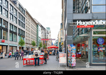 Fußgänger auf der Straße neben der alten Gebäude im Central Business District und City Square in der Nähe Augustusplatz in der Innenstadt von Leipzig, Deutschland Stockfoto