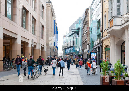 Fußgänger auf der Straße neben der alten Gebäude im Central Business District und City Square in der Nähe Augustusplatz in der Innenstadt von Leipzig, Deutschland Stockfoto