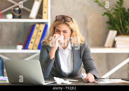 Verärgert junge geschäftsfrau am Tisch im Büro Stockfoto
