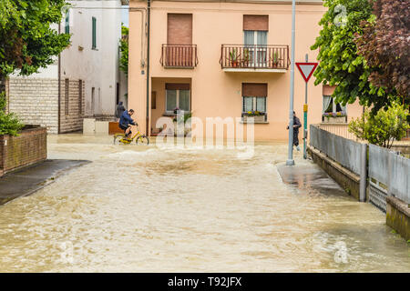 VILLAFRANCA (FC), Italien - 14. MAI 2019: muddy waters von Giano Dell'Umbria River das Dorf Villafranca überflutet. Stockfoto