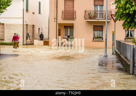 VILLAFRANCA (FC), Italien - 14. MAI 2019: muddy waters von Giano Dell'Umbria River das Dorf Villafranca überflutet. Stockfoto