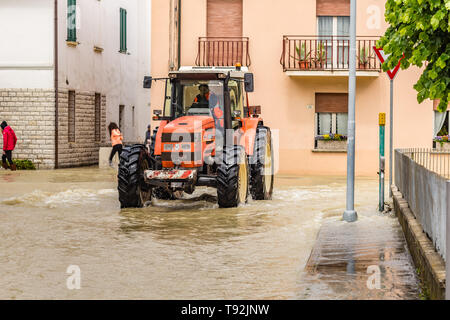 VILLAFRANCA (FC), Italien - 14. MAI 2019: muddy waters von Giano Dell'Umbria River das Dorf Villafranca überflutet. Stockfoto