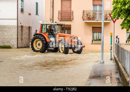 VILLAFRANCA (FC), Italien - 14. MAI 2019: muddy waters von Giano Dell'Umbria River das Dorf Villafranca überflutet. Stockfoto