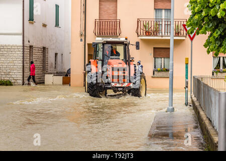 VILLAFRANCA (FC), Italien - 14. MAI 2019: muddy waters von Giano Dell'Umbria River das Dorf Villafranca überflutet. Stockfoto