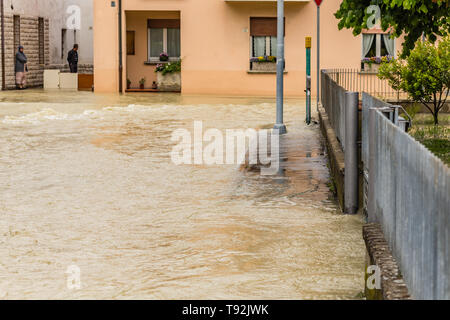 VILLAFRANCA (FC), Italien - 14. MAI 2019: muddy waters von Giano Dell'Umbria River das Dorf Villafranca überflutet. Stockfoto