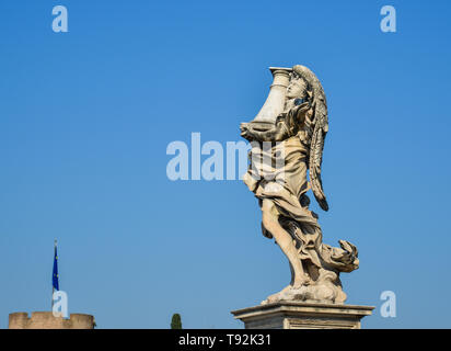 Rom, Italien, 14.Oktober 2018. Engel Statue entlang Sant Angelo Brücke. Ponte Sant Angelo ist eine römische Brücke in Rom, in 134 AD abgeschlossen. Stockfoto