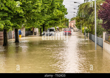 VILLAFRANCA (FC), Italien - 14. MAI 2019: muddy waters von Giano Dell'Umbria River das Dorf Villafranca überflutet. Stockfoto