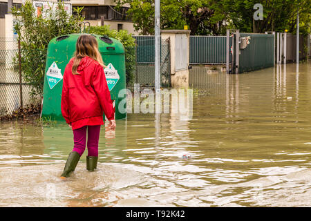 VILLAFRANCA (FC), Italien - 14. MAI 2019: muddy waters von Giano Dell'Umbria River das Dorf Villafranca überflutet. Stockfoto