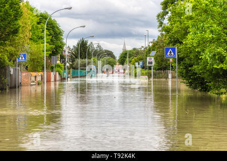 VILLAFRANCA (FC), Italien - 14. MAI 2019: muddy waters von Giano Dell'Umbria River das Dorf Villafranca überflutet. Stockfoto