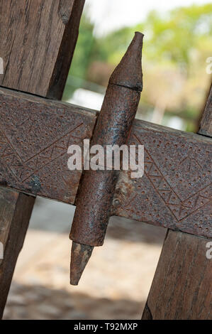 Italienische mittelalterliche Burg: Zugbrücke detail. Typische, alte Burg in Italien mit Zugbrücke auf dem Fluss. Stockfoto