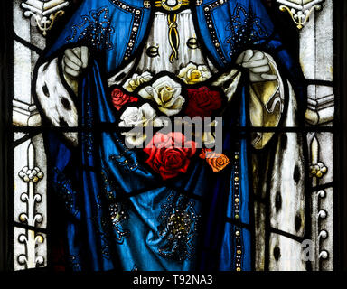 Die heilige Elisabeth Glasmalerei detail, St. Maria Magdalena Kirche, tanworth-in-arden, Warwickshire, England, Großbritannien Stockfoto