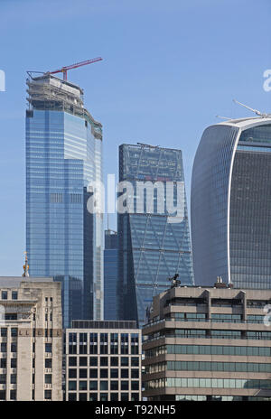 London City Skyline - Sommer 2019. Zeigt die Pinnacle (im Bau), der Käse - Reibe und die Walkie-Talkie-Gebäude (rechts) Stockfoto