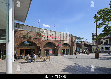 Cafés und Restaurants in den Gewölben unter dem neu renovierten Bahnhof Deptford, südöstlich von London, Großbritannien Stockfoto