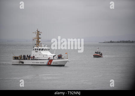 Adm. Karl Schultz, Coast Guard Kommandanten, und die Vertreter der staatlichen und lokalen Agenturen tour San Francisco Bay, 15. Mai 2019, während die Erörterung von Fragen im Zusammenhang mit der maritimen Umwelt. Die Vertreter hielt eine Pressekonferenz nach der Tour. (U.S. Coast Guard Foto von Chief Petty Officer Brandyn Hill) Stockfoto