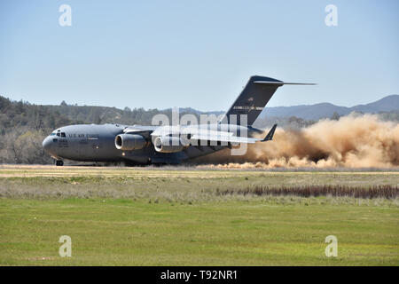 Die Besatzung des C-17 Globemaster von Travis Air Force Base, Kalifornien Praktiken Starts und Landungen am Fort Hunter Liggett, Kaliforniens Schoonover Schmutz strip Flugplatz, 18. März 2019. Die bodencrew war von der gemeinsamen Basis Elmendorf-Richardson, Alaska. Stockfoto