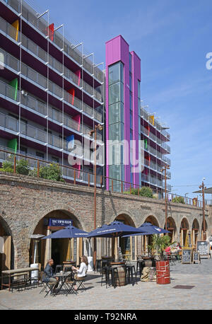 Neue Cafés und Restaurants in der Bahn Bögen vor der Deptford Marktplatz Wohnentwicklung, neben Deptford Bahnhof. Stockfoto
