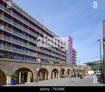 Neue Cafés und Restaurants in der Bahn Bögen vor der Deptford Marktplatz Wohnentwicklung, neben Deptford Bahnhof. Stockfoto