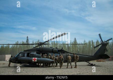 Us-Marines mit Echo Company, 2 Battalion, 7th Marines, Special Purpose Marine Air Ground Task Force 7 und US-Armee Soldaten mit Charlie Company, 1st Battalion, 52nd Aviation Regiment, simulieren Sie eine medizinische Evakuierung während der Übung nördlichen Rand (NE), 14. Mai 2019 am Fort Greely, Alaska. Rund 10.000 US-Militärs wird in der Übung NE 2019, eine gemeinsame Übung durch US Pacific Air Forces gehostet, bereitet gemeinsam Krisen im Indo-pazifischen Region zu reagieren. (U.S. Marine Corps Foto: Staff Sgt. Gabriela Garcia) Stockfoto
