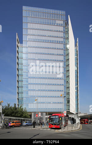 Das neue London Bridge, Bushaltestelle und Taxistand vor der News Gebäude, Londoner Büros von Rupert Murdochs News Corporation. Stockfoto