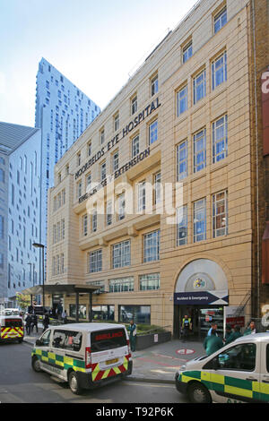 Wichtigste öffentliche Eingang zum berühmten Londoner Moorfields Eye Hospital, in der Nähe der alten Straße. Zeigt George V Erweiterungsbau. Stockfoto