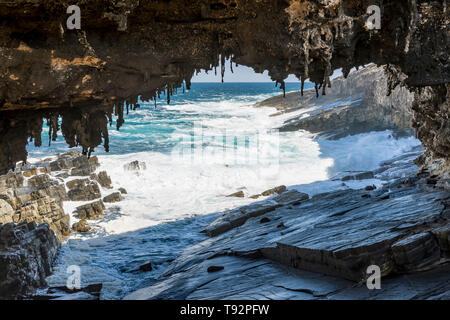 Die herrliche Admirals Arch, die von den Wellen des Meeres geschlagen, Kangaroo Island, Südaustralien Stockfoto