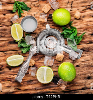 Minze, Limette, Eis Zutaten und bar Utensilien Stockfoto