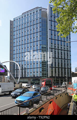 Der weiße Kragen Fabrik, ein neues Bürogebäude auf dem Londoner Alte Straße Kreisverkehr. Auch bekannt als "Silicon Kreisverkehr", "Heimat für viele neue High-Tech-Unternehmen. Stockfoto